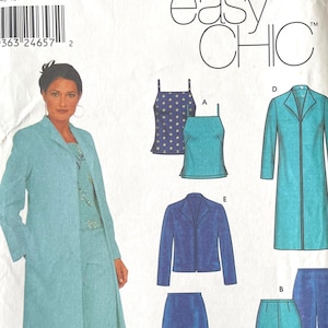 Puede incluir: Patrón de costura Simplicity Easy Chic con una mujer con un traje azul claro. El patrón incluye opciones para un abrigo largo, chaqueta, tops y pantalones. Tallas del patrón: 12, 14, 16 y 18.
