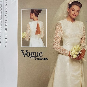 Puede incluir: Un patrón de vestido de novia blanco con un corpiño de encaje y una falda larga. El patrón es de Vogue Patterns y es para las tallas 12-14-16.