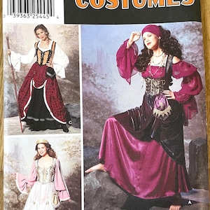 Può includere: Modello Simplicity Costumes con disegni di costumi medievali. La copertina mostra donne in vari outfit: un abito bordeaux e nero, un abito rosa e bianco e un completo rosso e nero. Taglie EUR e FR.