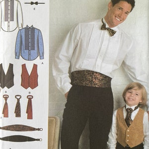 Op de afbeelding: Een naaipatroon voor een smokinghemd- en vestset voor heren en jongens. Het patroon is van Simplicity en is maat 4-8/38-48. Het patroon bevat instructies voor het maken van een smokinghemd met een geplisseerde voorkant, een vest en een strik.