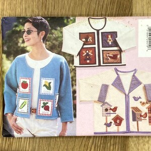 Op de afbeelding: Een Butterick naaipatroon met een blauw jasje met groente-appliqués en een wit jasje met vogelhuis-appliqués. Het patroon bevat alle maten en is voor zachte stijlen.