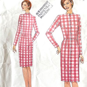 Può includere: Un set di tre tazze in ceramica con finitura opaca e macchiettata. Le tazze sono nei toni del crema, grigio e nero. Ogni tazza ha un design semplice e minimalista.