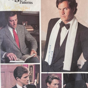 Op de afbeelding: Een vintage Vogue Patterns naaipatroon voor een mannenpak. Het patroon is voor een pak in één maat en bevat instructies voor een jas, een vest en een broek. Het patroon is geïllustreerd met vier verschillende mannen die het pak in verschillende poses dragen.