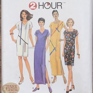 Puede incluir: Patrón de costura Simplicity número 8771 para un vestido. El patrón incluye tres estilos diferentes de vestidos, uno blanco, uno morado y uno amarillo con rayas blancas y negras. El patrón es para las tallas 12, 14 y 16. El patrón está etiquetado como "2 horas" y "Costura más fina".