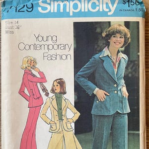 以下が含まれることがあります： ヴィンテージSimplicityのソーイングパターン「Young Contemporary Fashion」。表紙には女性のスーツのイラストと、ティール色のパンツスーツを着た女性が描かれています。パターンはサイズ14、バスト91.4cmです。