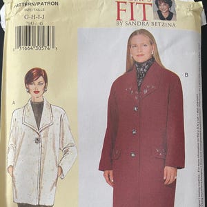 Könnte beinhalten: Ein Schnittmusterpaket mit Abbildungen von zwei langen Mänteln. Das Paket ist mit "7143" und "Today's Fit by Sandra Betzina" beschriftet. Die Mäntel sind in Weiß und Burgunder gehalten. Das Paket enthält einen Barcode und Größenangaben.