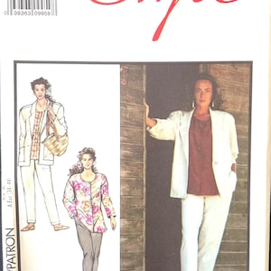 以下が含まれることがあります： 「Style」というタイトルのヴィンテージ裁縫パターン、番号1698。パターンには、ブレザー、パンツ、フローラルトップなど、女性用衣類のイラストが含まれています。「ALL SIZES INCLUDED」のテキストが表示されています。