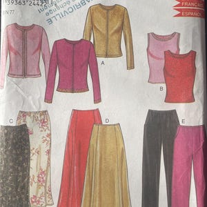 Op de afbeelding: Een New Look naaipatroon met illustraties van dameskleding. Het patroon bevat ontwerpen voor jassen, tops, rokken en broeken in verschillende kleuren en stijlen. De patroonmaat is 34-44 (EU).