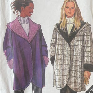 Może przedstawiać: Vintage wykroj z New Look z ilustracjami dwóch kobiet w płaszczach. Wzór zawiera rozmiary S-XXL i słowo "Easy" w kolorze czerwonym. Numer wzoru to 6790.