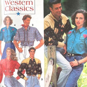 Op de afbeelding: Simplicity Western Classics naaipatroon. Het patroon bevat afbeeldingen van shirts en jassen in Western-stijl. De omslag bevat de tekst "Simplicity" en "Western Classics". De maat is BB (LG-XL).