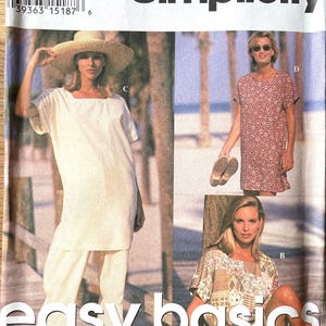 Peut inclure: Patron de couture Simplicity avec trois modèles de vêtements pour femmes. Le patron comprend une tunique et un pantalon blancs, une robe à imprimé floral et un haut et un short à motifs. Les mots "easy basics" sont imprimés.