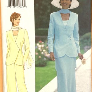 Puede incluir: Patrón de costura Butterick con ilustraciones de trajes de mujer. Una mujer lleva un traje azul claro con sombrero a juego, y la otra un traje amarillo. La talla del patrón es 8-10-12.