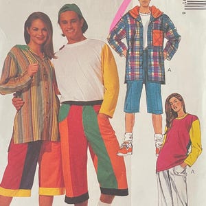 Può includere: Una busta per cartamodello McCall's 6629 in taglia small. Il fronte presenta illustrazioni di vari outfit, tra cui una camicia a righe, pantaloncini color-block, una maglia a maniche lunghe con maniche gialle e una giacca a quadri con cappuccio.