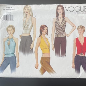 Puede incluir: Patrón de costura Vogue basic design con cinco estilos diferentes de tops halter. El patrón incluye ilustraciones de cada top, con variaciones en el escote, la tela y los detalles. El patrón está etiquetado con el número 2563 y la talla 8-10-12.