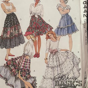 Op de afbeelding: Een McCall's 6442 naaipatroon-envelop met illustraties van vijf verschillende rokstijlen gelabeld A, B, C en D. De hoes toont diverse rokontwerpen, waaronder patchwork, paisley, effen en bloemmotieven met ruches.