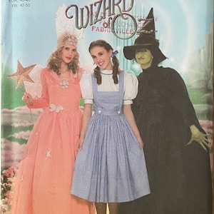 Op de afbeelding: Simplicity patroon 4136 voor The Wizard of Oz kostuums. Het patroon bevat kostuums voor Dorothy, Glinda de Goede Heks en de Boze Heks van het Westen. Maten R5 (40-48).
