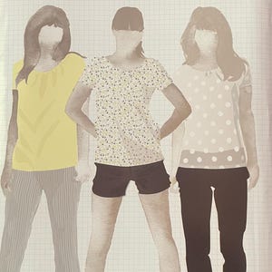 Op de afbeelding: Een Simplicity naaipatroon envelop, nummer 3850, maat P5, met illustraties van drie outfits: een geel topje met een gestreepte broek, een topje met bloemenprint met een donkere short en een wit topje met stippen met een donkere broek.