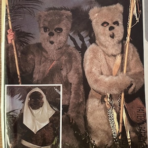 Könnte beinhalten: McCall's Schnittmuster für ein Kostüm mit zwei pelzigen Ewok-Charakteren, die Speere halten. Das Muster enthält ein kleineres Bild eines dritten Ewok-Kostüms. Das Muster ist in Größe Large.