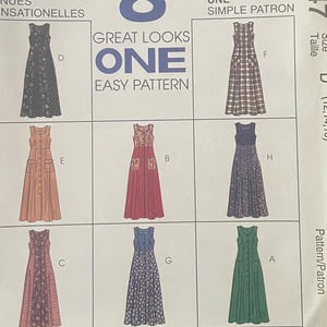 Op de afbeelding: Een McCall's naaipatroon-envelop voor 8 verschillende jurkstijlen, gelabeld 8347, maat D (12, 14, 16). De witte papieren envelop bevat illustraties van diverse mouwloze, enkellange jurken met zakken en details met knopen aan de voorzijde.
