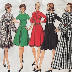 Puede incluir: Patrón de costura vintage Vogue Basic Design con ilustraciones de cinco diseños de vestidos diferentes. Los vestidos se muestran en varios colores y estampados, incluyendo un diseño a cuadros y floral. El número de patrón 2733 es visible.