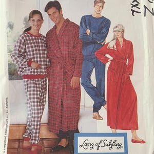 Può includere: Una busta per modello di cucito McCall's con immagini di persone che indossano pigiami e vestaglie. La busta ha il testo "McCall's" in alto, con il logo Lanz of Salzburg in basso. Il numero del modello è 7428Z.