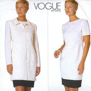Op de afbeelding: Vogue Patterns naaipatroon met een witte jas en een witte jurk met een zwarte zoom. Het patroon bevat maten 8-10-12. De ontwerper is Bill Blass.