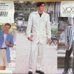 Peut inclure: Un patron de couture pour vêtements pour hommes, présentant trois tenues différentes. Le patron est de Vogue Men et est pour les tailles 44-46-48. La première tenue est un costume blanc, la deuxième est une chemise bleu clair avec un sous-vêtement blanc et un short beige, et la troisième est une veste rayée avec un sous-vêtement blanc et un pantalon gris foncé.