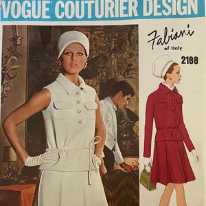 Peut inclure: Un patron de couture vintage pour une robe et une veste. Le patron est pour une robe blanche avec un col et des poches et une veste rouge avec un col et des poches assortis. Le patron est de Fabiani d'Italie et le numéro du patron est 2188.