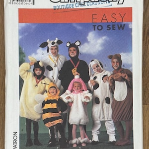 Puede incluir: Un sobre de patrón de costura Simplicity 9305, talla AA (XSM-LG), con ilustraciones de niños usando varios disfraces de animales incluyendo una vaca, ratón, abeja, conejo, dálmata y oso, con el texto EASY TO SEW impreso en el frente.