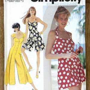 Op de afbeelding: Simplicity naaipatroon 7861 met drie vintage modeontwerpen. Het patroon bevat een halterjurk met witte stippen op een rode achtergrond, een jumpsuit en een romper met bloemenprint. Maat KK (8-14), EUR-maten 36-42.