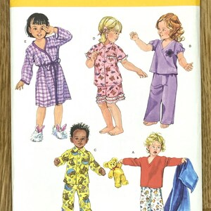 Simplicity 3584, Storlek (1/2-1-2-3-4), Småbarnspyjamas och morgonrock, Oklippt sömnadsmönster