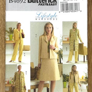 以下が含まれることがあります： Butterick B4692のライフスタイルワードローブ用縫製パターン。明るい黄色で、さまざまな女性用のスーツとセパレーツが特徴です。スカートスーツ、パンツスーツ、ロングコートが含まれています。