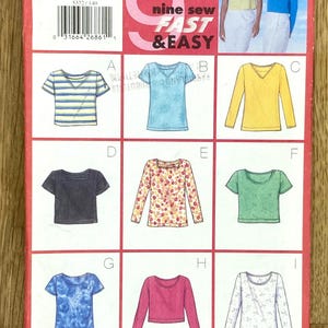 Puede incluir: Un sobre de patrón de costura Butterick, con nueve diseños de camisas diferentes. Los diseños incluyen tops de manga corta y larga en varios colores y patrones. El texto "nine sew FAST & EASY" se muestra de forma destacada.
