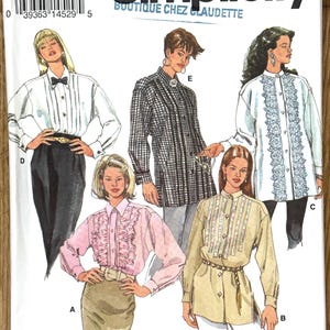 Może przedstawiać: Wzór szycia Simplicity 8618 z różnymi wzorami bluzek. Wzór zawiera opcje dla różnych stylów, w tym bluzkę z falbanami, koszulę z kołnierzykiem i tunikę z elementami dekoracyjnymi. Rozmiar wzoru to P (12-16).