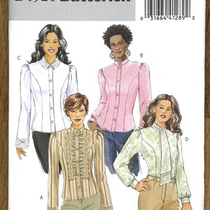 Peut inclure: Un patron de couture Butterick, B4921, présentant des illustrations de quatre chemisiers différents. Les chemisiers comprennent un chemisier blanc avec une garniture en dentelle, un bouton rose, un chemisier rayé avec des volants et un chemisier à imprimé floral avec une cravate.