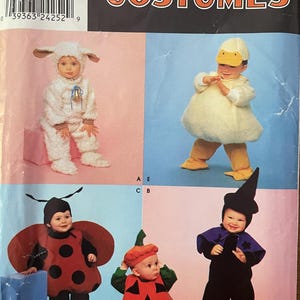 Könnte beinhalten: Simplicity Kostüm-Schnittmuster mit Babykostümen: ein Lamm, eine Ente, ein Marienkäfer, ein Kürbis und eine Hexe. Die Kostüme werden an Babys gezeigt, jedes mit passendem Hut. Das Schnittmuster ist für die Größen A ½, 1, 2, 3 und 4.