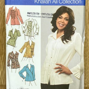 以下が含まれることがあります： Khaliah Ali CollectionのSimplicity型紙封筒3990、サイズFF 18W-24W。パッケージには6種類のブラウスデザインのイラストと、プリーツ入りの白いボタンダウンシャツを着たモデルの写真が掲載されています。