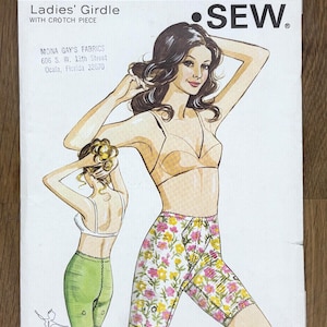 Puede incluir: Patrón Kwik Sew vintage 206X para una faja de mujer con pieza de entrepierna, tallas 16-22. La portada muestra una ilustración de la faja con estampado floral y una versión verde. El patrón es de Mona Gay's Fabrics.