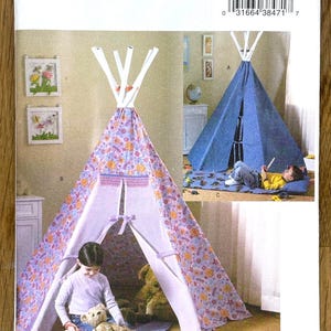 Könnte beinhalten: Ein Butterick-Schnittmuster für ein Kinder-Tipi-Zelt. Das Schnittmustercover zeigt ein fertiges Zelt in zwei Farbschemata: eines mit floralem Druck und das andere in einfarbigem Blau. Der Text "B4251 Butterick" ist sichtbar.
