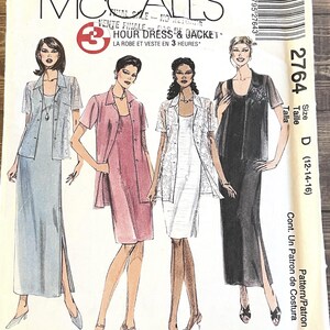 Può includere: Cartamodello McCall's per un abito e una giacca. La confezione presenta illustrazioni di quattro donne che indossano diverse combinazioni di abiti e giacche. Il testo include "Hour Dress & Jacket" e "Made-For-You".
