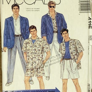 以下が含まれることがあります： 4つの異なる服装のオプションを持つ男性用ワードローブの裁縫パターン。パターンには、青いブレザー、白いシャツ、柄のシャツ、ショートパンツが含まれています。パターンはマッコールズ製で、パターン番号は4115です。パターンには「Easy Non-Stop Wardrobe」と「Learn to Sew for Fun」のテキストが書かれています。