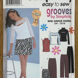 Puede incluir: Un patrón de costura para una falda y una blusa de talla junior. El patrón incluye una blusa blanca con una superposición de encaje, una falda de estampado de cebra en blanco y negro, una blusa roja con una superposición de encaje, una blusa negra con una superposición de encaje, una falda negra, una falda marrón con estampado de leopardo y un pantalón marrón y blanco con estampado de leopardo. El patrón es de Simplicity y se llama "Grooves by Simplicity".