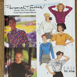 Peut inclure: Patron de couture Simplicity pour chemisiers. Le patron présente plusieurs modèles de chemisiers, dont un haut en dentelle à manches longues et un chemisier à pois. La couverture comprend le texte "Design Your Own Blouse" et "Easy to Sew."