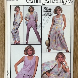 Puede incluir: Un paquete de patrones de costura Simplicity vintage que presenta a una mujer modelando varios conjuntos. Los conjuntos incluyen un mono, un traje de pantalón, un vestido y un conjunto de pantalones cortos, todos en colores pastel florales y lisos. El paquete tiene el logotipo de Simplicity y texto.