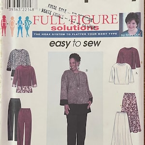 Pode incluir: Padrão de costura Simplicity 8385 para soluções de figura completa. O padrão inclui opções para tops, calças e uma saia. A capa apresenta uma mulher modelando os designs. O padrão é marcado como "easy to sew".