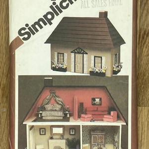 Peut inclure: Enveloppe de patron Simplicity avec un modèle de maison de poupée. La maison de poupée a un toit marron, des murs beiges et des jardinières avec des fleurs. L'intérieur montre des pièces meublées avec des meubles et une décoration miniatures. Le texte "Simplicity" est affiché.