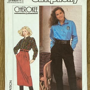 Könnte beinhalten: Simplicity Schnittmuster mit Cherokee-Designs. Das Muster beinhaltet einen roten Rock, eine gemusterte Bluse, eine schwarze Hose und ein blaues Hemd. Die Mustergröße ist OO (12-18) und EUR 00 (40-46). Das Muster stammt aus dem Jahr 1989.