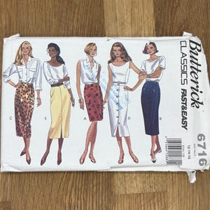 以下が含まれることがあります： Butterick Classics Fast & Easyの縫製パターン、番号6716。女性用のスカートとトップのアンサンブルのイラストが特徴です。パターンには、ペンシルスカートやレオパードプリントスカートなど、さまざまなスカートスタイルが含まれています。サイズは12-14-16です。