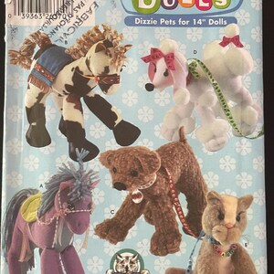 Könnte beinhalten: Simplicity Dizzie Dolls Schnittmuster mit Designs für Stofftiere, darunter Pferde, ein Pudel, ein Hund und eine Katze. Das Schnittmuster ist für 35,5 cm Puppen. Der Text "Dizzie Pets for 14" Dolls" ist enthalten.