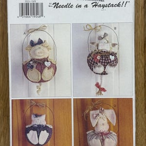 Może przedstawiać: Wzór szycia do stworzenia czterech różnych pluszowych ozdób w kształcie zwierząt. Wzór nosi nazwę "Needle in a Haystack!" i zawiera świnię, kota, królika i krowę. Wzór pochodzi od Butterick i jest w rozmiarze jednolitym.